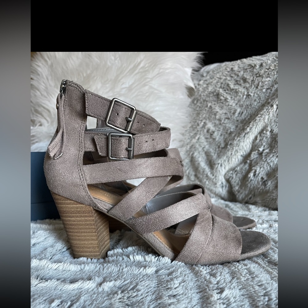 Universal Thread Sandals